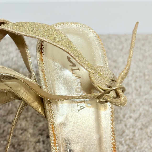 Elegant Gold Strappy Women's Sandals - Picture 2 of 8